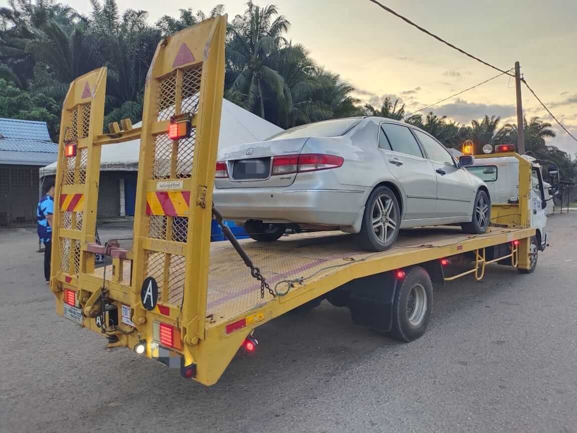 Trak tunda profesional Towing Pekan